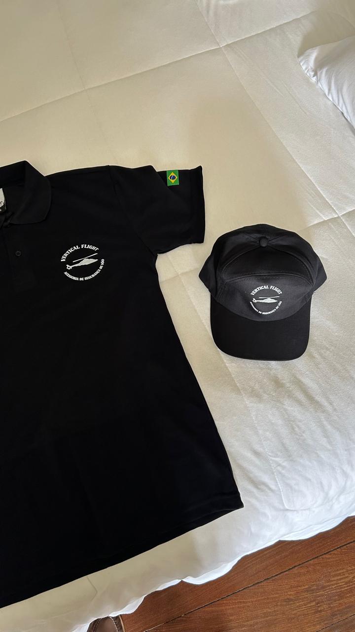 Camisa e boné com a marca Vertical Flight