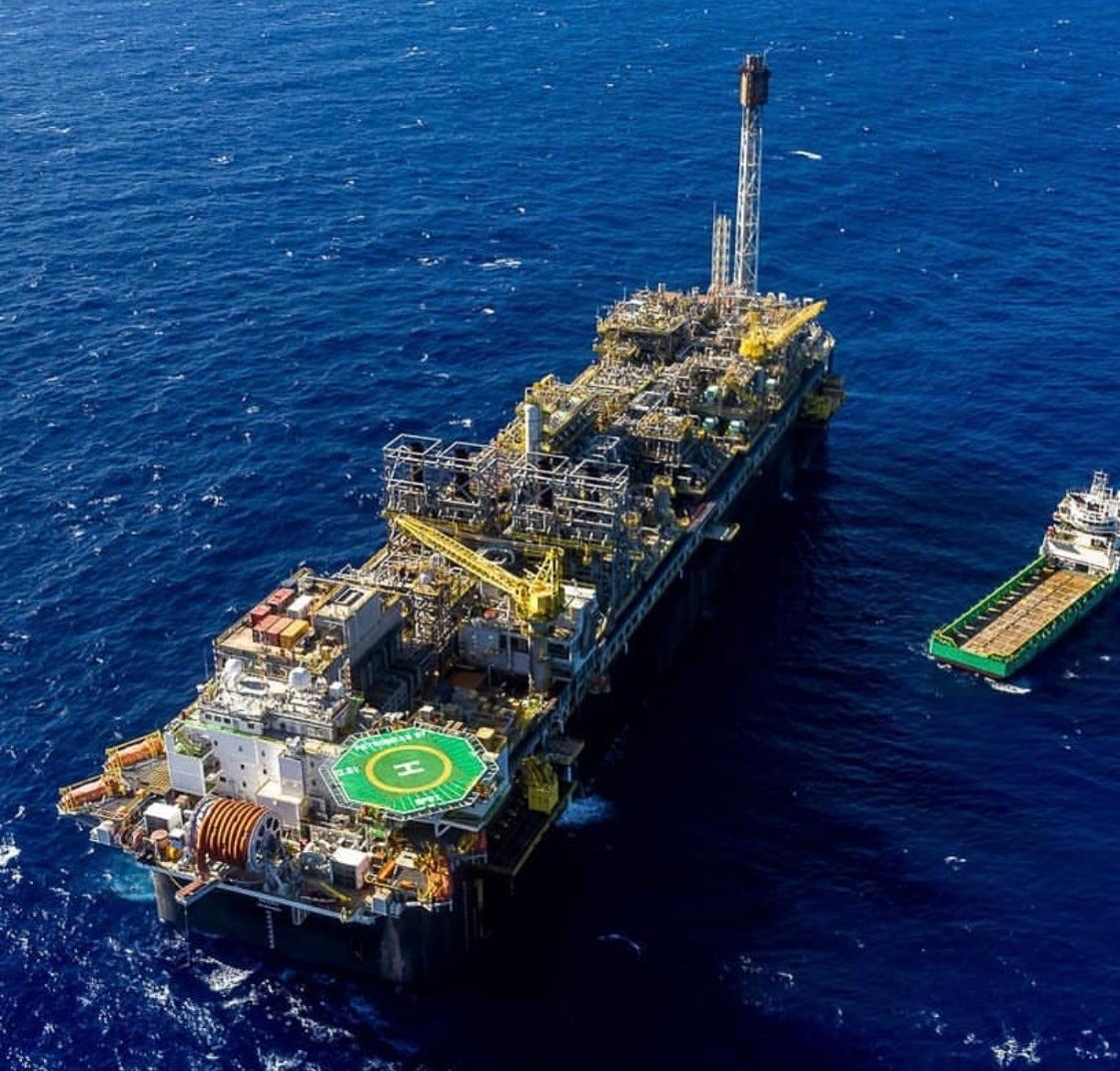 Plataforma FPSO com heliponto em operação offshore
