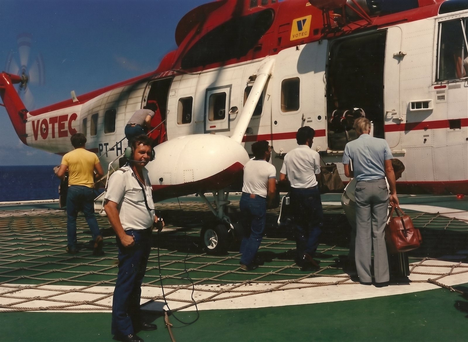 Helicóptero VOTEC PT-H em operação offshore